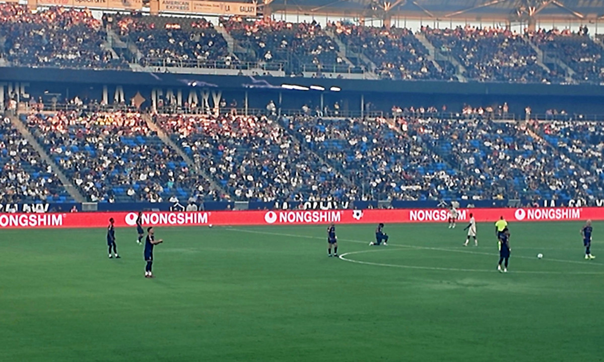 ▲미국 메이저리그 사커(MLS) 축구단 ‘LA 갤럭시’ 홈구장에서 관중석을 가로지르는 전광판에 농심 슬로건이 노출되고 있다. (사진제공=농심)