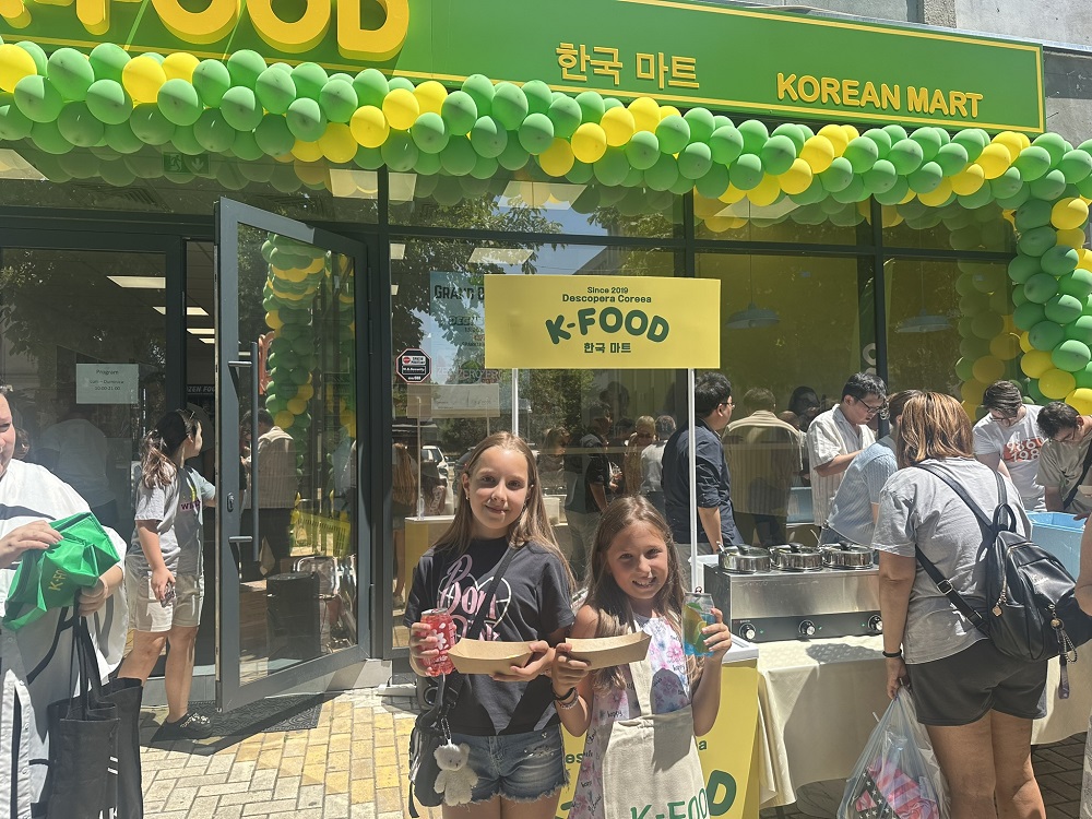 ▲농림축산식품부와 한국농수산식품유통공사(aT)가 루마니아 피테슈티에 한국 농식품 신규 수출시장 개척을 위한 해외 안테나숍인 'K-FOOD' 매장을 열었다. 사진은 4일 개소식에 참석한 현지 차세대 소비자가 음료와 김밥을 들고 기념 촬영을 하는 모습. (사진제공=한국농수산식품유통공사)