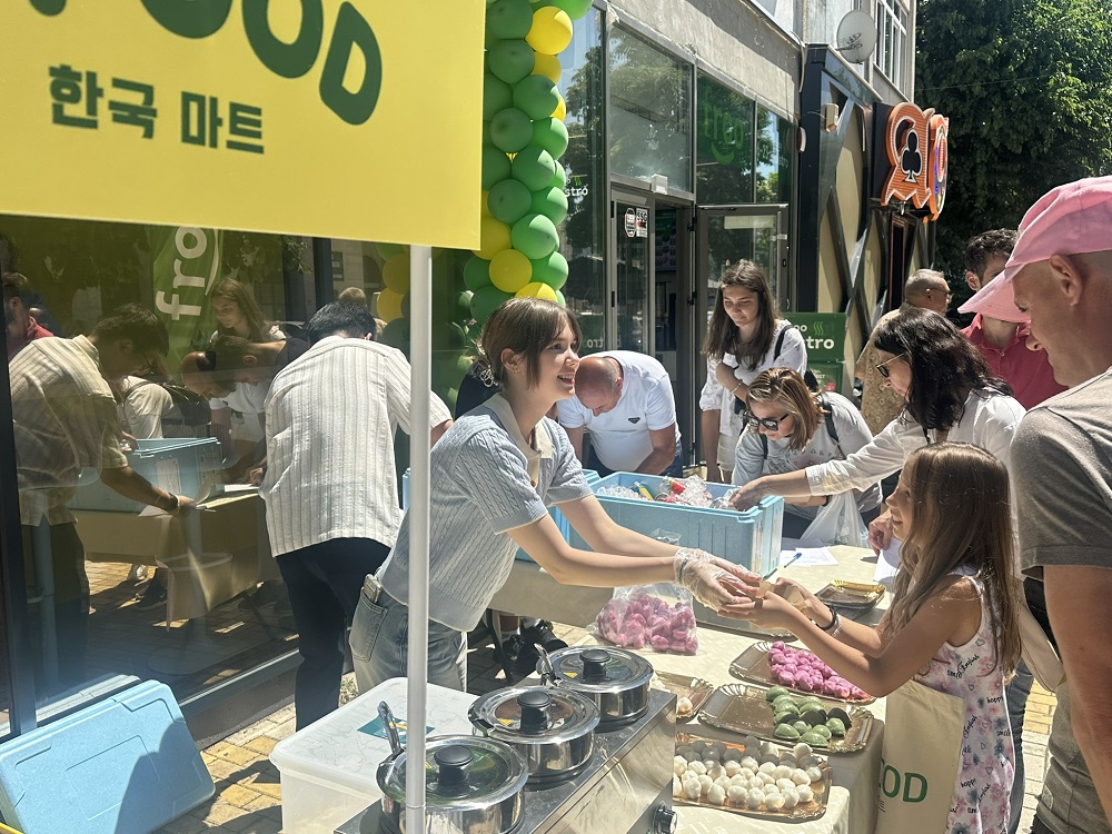 ▲농림축산식품부와 한국농수산식품유통공사(aT)가 루마니아 피테슈티에 한국 농식품 신규 수출시장 개척을 위한 해외 안테나숍인 'K-FOOD' 매장을 열었다. 사진은 4일 개소식 행사에서 현지 소비자가 'K-FOOD' 시식 행사에 참여하는 모습. (사진제공=한국농수산식품유통공사)