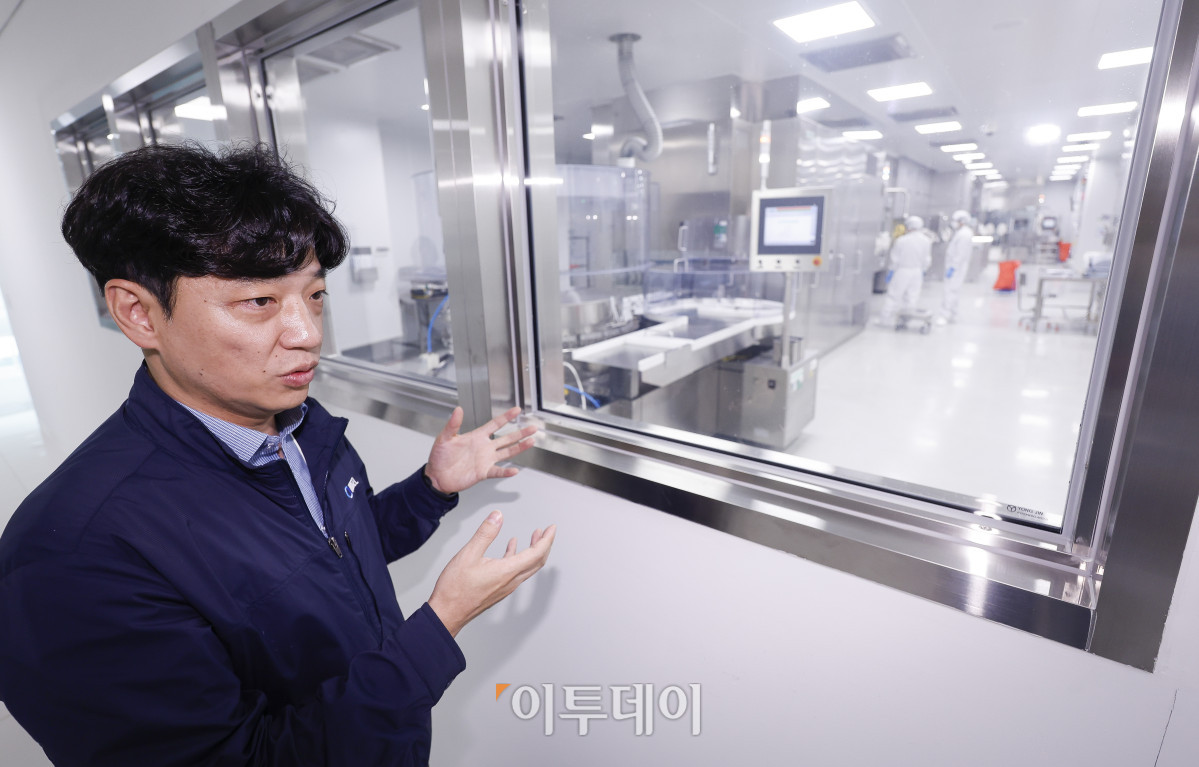 ▲설희수 휴젤 이사(생산실장)가 최근 강원 춘천시 휴젤 거두공장에서 본지와 만나 바이알 충전실에 대해 설명하고 있다. 조현호 기자 hyunho@