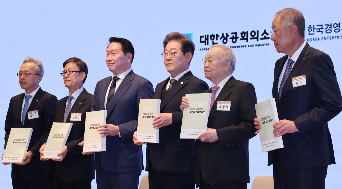▲이재명(왼쪽 네 번째) 대통령(당시 더불어민주당 대선후보)이 5월 8일 서울 중구 대한상공회의소에서 열린 대선후보 초청 경제5단체 간담회에서 경제5단체장 들에게 정책 제언집을 전달 받은 후 기념촬영을 하고 있다. 왼쪽부터 최진식 한국중견기업연합회장, 윤진식 한국무역협회장, 최태원 대한상공회의소 회장, 이 후보, 손경식 한국경영자총협회장, 류진 한국경제인협회장. (뉴시스)