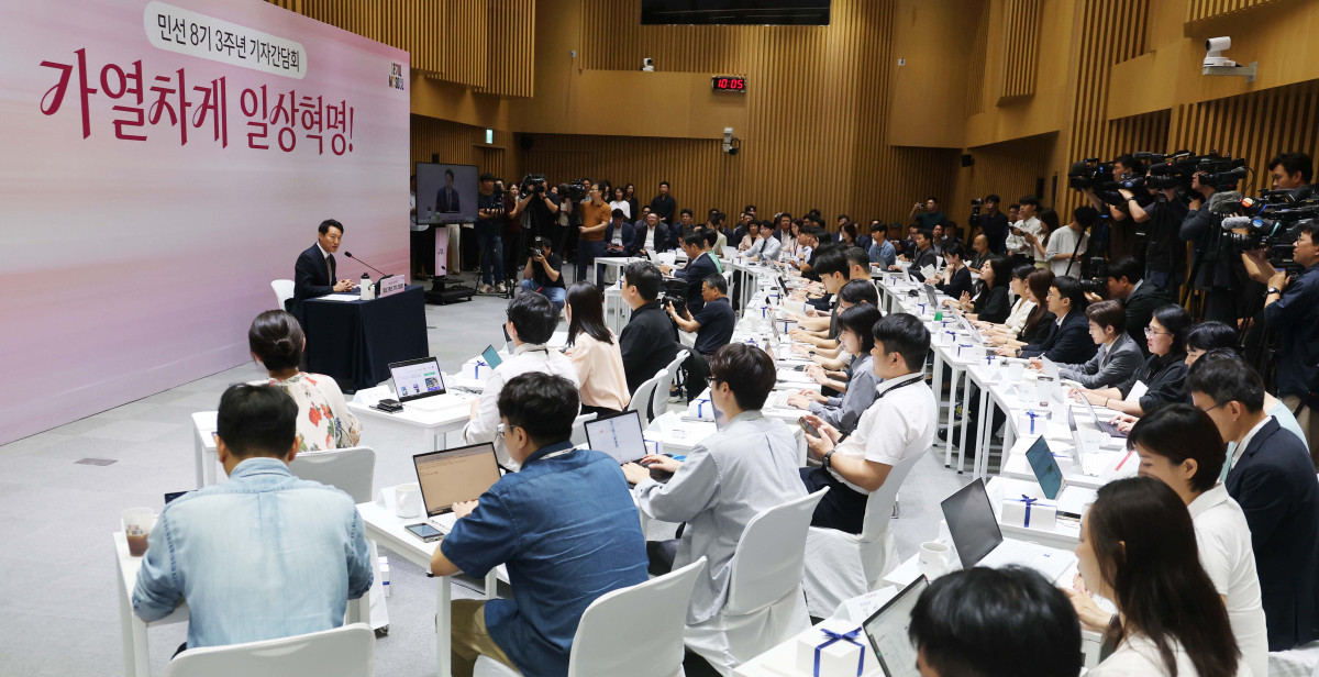 ▲오세훈 서울시장이 16일 서울시청에서 열린 ‘민선 8기 3주년 기자간담회:가열차게 일상혁명’에서 인사말을 하고 있다. 신태현 기자 holjjak@