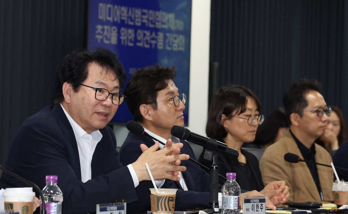 ▲이한주 국정기획위원회 위원장이 16일 오전 서울 종로구 국정기획위원회에서 열린 '미디어혁신범국민협의체(가칭) 추진을 위한 의견수렴 간담회'에서 모두발언을 하고 있다. (공동취재) (사진=뉴시스)