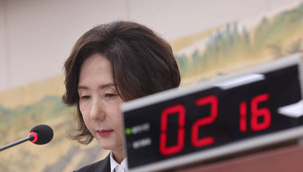 ▲이진숙 사회부총리 겸 교육부 장관 후보자가 16일 서울 여의도 국회 교육위원회에서 열린 인사청문회에서 자료를 살피고 있다. (연합뉴스)
