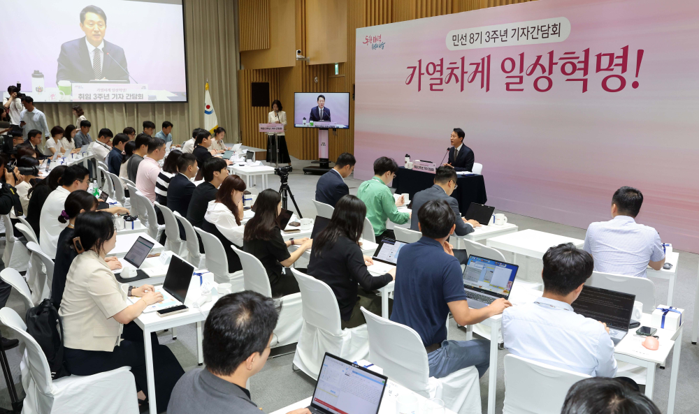 ▲오세훈 서울시장이 16일 서울시청에서 열린 ‘민선 8기 3주년 기자간담회:가열차게 일상혁명’에서 인사말을 하고 있다. 신태현 기자 holjjak@ (이투데이DB)