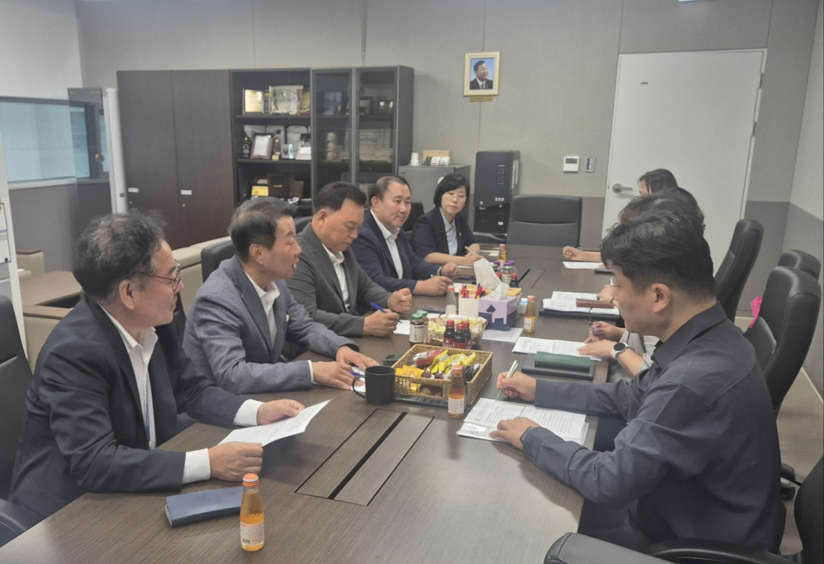 ▲안산도의원협의회 의원들이 최근 경기도교육청과 간담회에서 경기안산1교 설립계획에 대해 회의하고 있다. (안산도의원협의회)