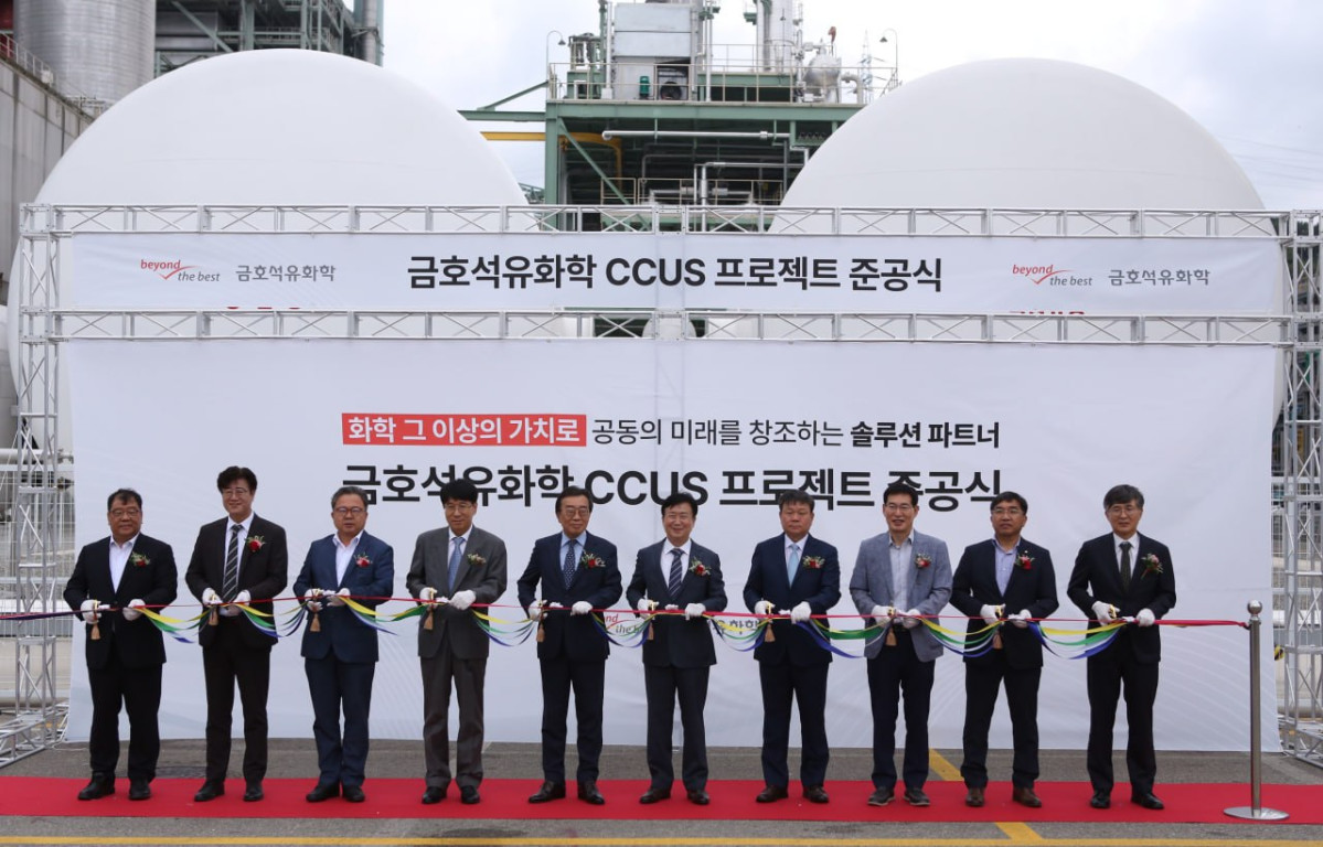 ▲CCUS 준공식 행사 참석자들이 테이프커팅식을 진행하고 있다. 좌측 네번째부터 오른쪽으로 장갑종 K&H특수가스 대표이사, 백종훈 금호석유화학 대표이사, 정기명 여수시장. (금호석유화학)