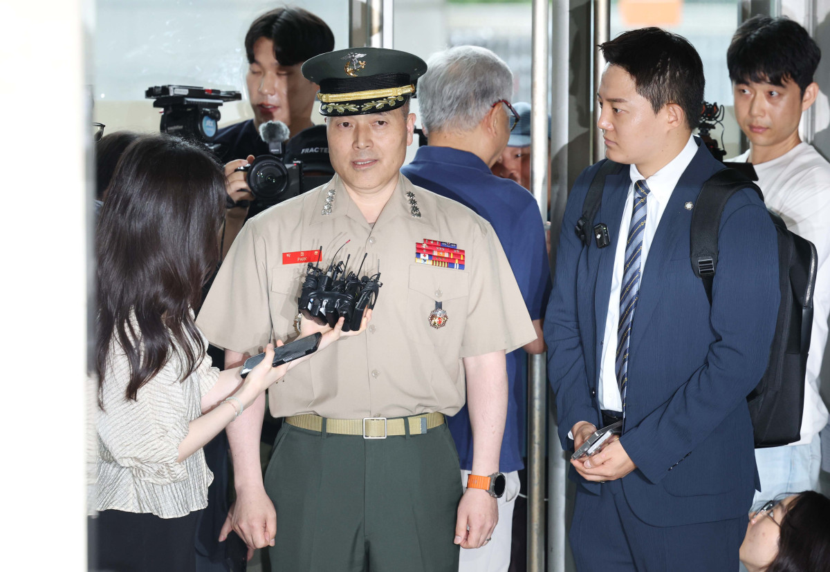 ▲박정훈 해병대 수사단장(대령)이 16일 서울 서초구 채상병 특검 사무실에 참고인 신분으로 출석하며 취재진의 질문에 답하고 있다. 신태현 기자 holjjak@