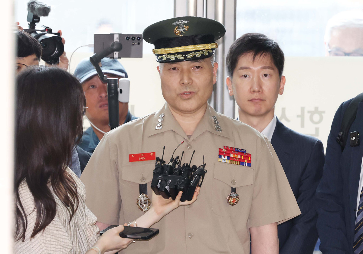 ▲박정훈 해병대 수사단장(대령)이 16일 서울 서초구 채상병 특검 사무실에 참고인 신분으로 출석하며 취재진의 질문에 답하고 있다. 신태현 기자 holjjak@