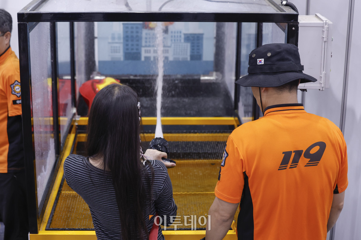 ▲16일 서울 서초구 aT센터에서 열린 2025 서울진로직업박람회에서 학생들이 화재 진압 체험 활동을 하고 있다. 이날부터 19일까지 나흘간 열리는 박람회는 진로상담, 진로가치체험, 진로콘서트, 진로특강, 진로전시 등 영역으로 운영된다. 조현호 기자 hyunho@