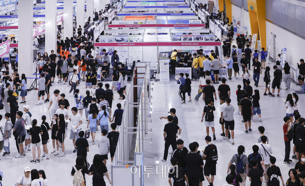 ▲2025 서울진로직업박람회가 개막한 16일 서울 서초구 aT센터 박람회장이 학생들로 북적이고 있다. 이날부터 19일까지 나흘간 열리는 박람회는 진로상담, 진로가치체험, 진로콘서트, 진로특강, 진로전시 등 영역으로 운영된다. 조현호 기자 hyunho@