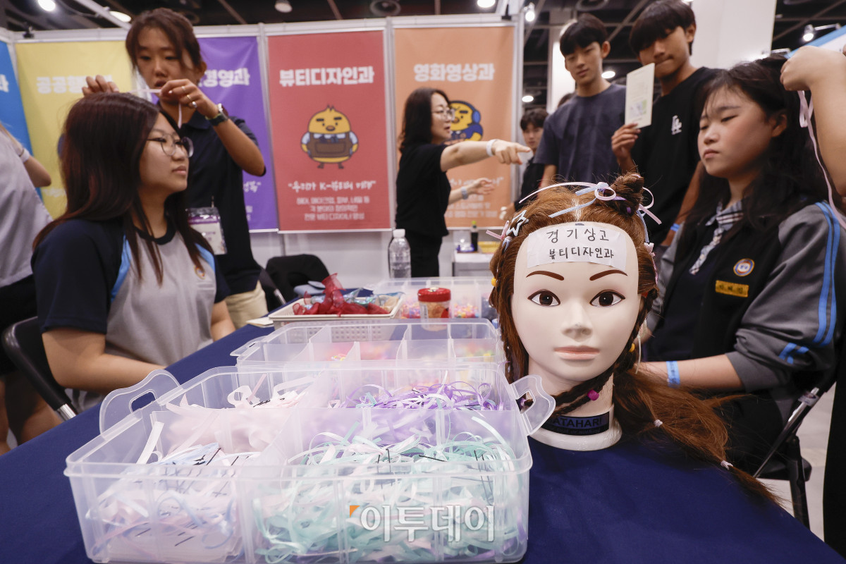 ▲16일 서울 서초구 aT센터에서 열린 2025 서울진로직업박람회에서 학생들이 다양한 직업 체험 활동을 하고 있다. 이날부터 19일까지 나흘간 열리는 박람회는 진로상담, 진로가치체험, 진로콘서트, 진로특강, 진로전시 등 영역으로 운영된다. 조현호 기자 hyunho@