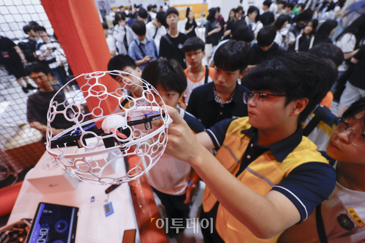 ▲16일 서울 서초구 aT센터에서 열린 2025 서울진로직업박람회에서 학생들이 드론 작동법을 배우고 있다. 이날부터 19일까지 나흘간 열리는 박람회는 진로상담, 진로가치체험, 진로콘서트, 진로특강, 진로전시 등 영역으로 운영된다. 조현호 기자 hyunho@
