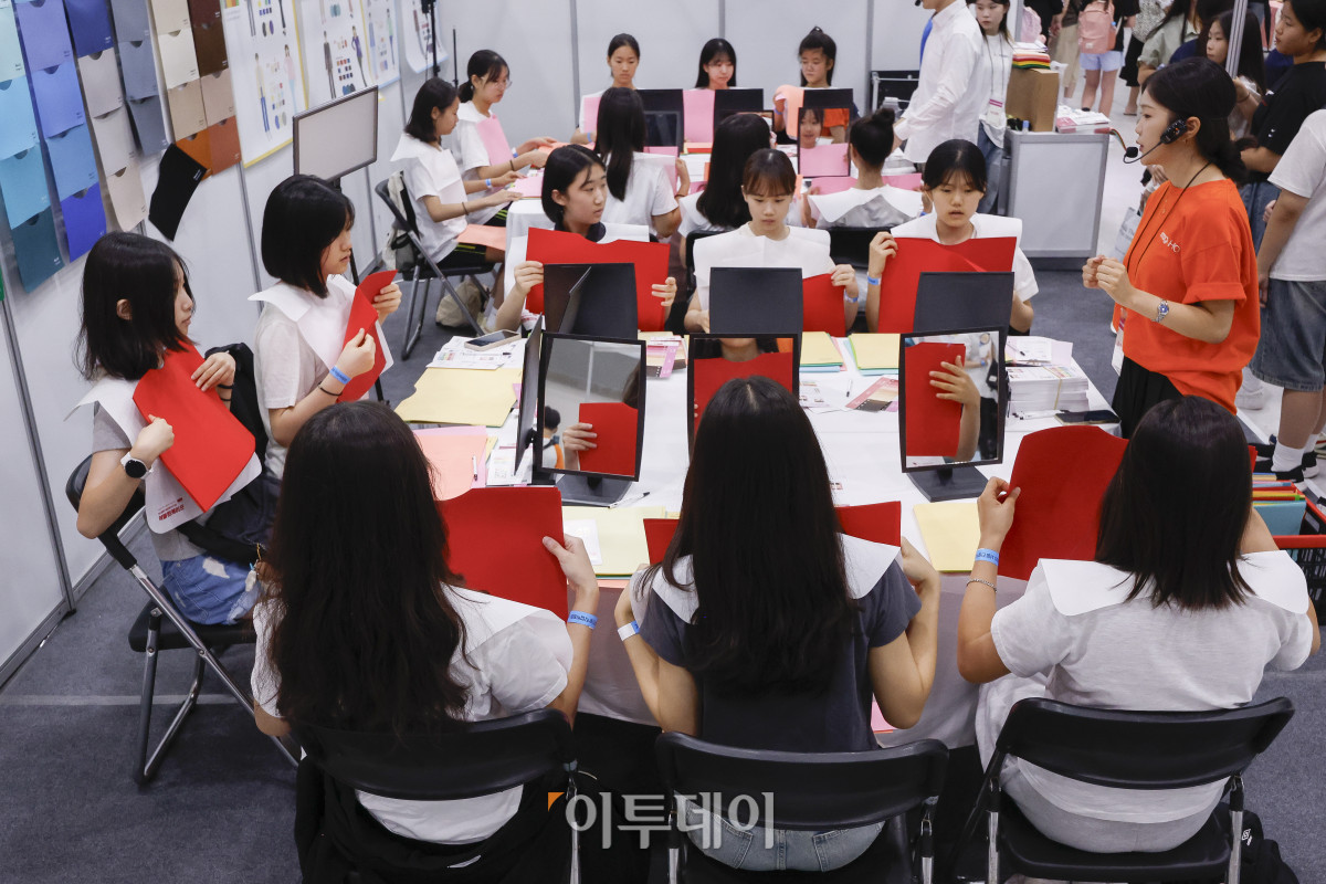 ▲16일 서울 서초구 aT센터에서 열린 2025 서울진로직업박람회에서 학생들이 퍼스널컬러 체험 활동을 하고 있다. 이날부터 19일까지 나흘간 열리는 박람회는 진로상담, 진로가치체험, 진로콘서트, 진로특강, 진로전시 등 영역으로 운영된다. 조현호 기자 hyunho@