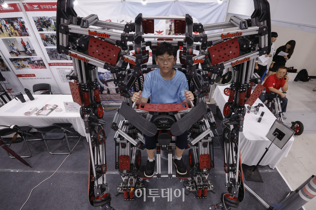 ▲16일 서울 서초구 aT센터에서 열린 2025 서울진로직업박람회에서 학생들이 모형 로봇 체험 활동을 하고 있다. 이날부터 19일까지 나흘간 열리는 박람회는 진로상담, 진로가치체험, 진로콘서트, 진로특강, 진로전시 등 영역으로 운영된다. 조현호 기자 hyunho@