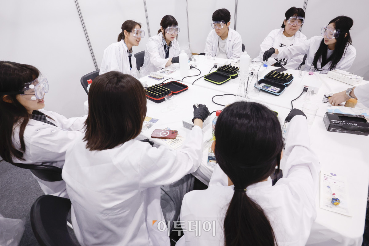 ▲16일 서울 서초구 aT센터에서 열린 2025 서울진로직업박람회에서 학생들이 화장품 만들기 체험 활동을 하고 있다. 이날부터 19일까지 나흘간 열리는 박람회는 진로상담, 진로가치체험, 진로콘서트, 진로특강, 진로전시 등 영역으로 운영된다. 조현호 기자 hyunho@