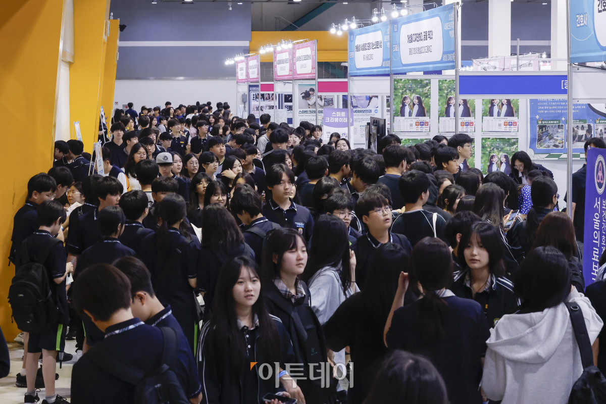 ▲2025 서울진로직업박람회가 개막한 16일 서울 서초구 aT센터 박람회장이 학생들로 북적이고 있다. 이날부터 19일까지 나흘간 열리는 박람회는 진로상담, 진로가치체험, 진로콘서트, 진로특강, 진로전시 등 영역으로 운영된다. 조현호 기자 hyunho@