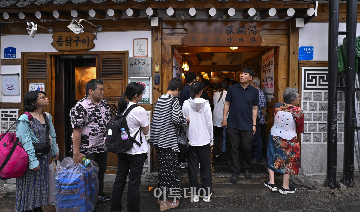 ▲본격적인 더위가 시작하는 초복을 앞두고 최근 폭염으로 폐사하는 닭 급증과 수급 불안까지 겹치며 삼계탕 한 그릇 가격이 2만원을 육박하고 있다. 통계청 국가통계포털(KOSIS)에 따르면 6월 삼계탕 품목의 소비자물가지수는 122.56으로 지난 2020년에 비해 약 22% 상승했다. 한국소비자원 가격정보포털 참가격은 5월 서울 지역 삼계탕 한 그릇 평균 가격을 1만7654원으로 전년대비 4.6% 올랐다고 밝혔다. 16일 서울 시내 한 삼계탕 전문식당 앞에서 시민들이 식사를 하기 위해 길게 줄을 서서 대기하고 있다. 조현호 기자 hyunho@