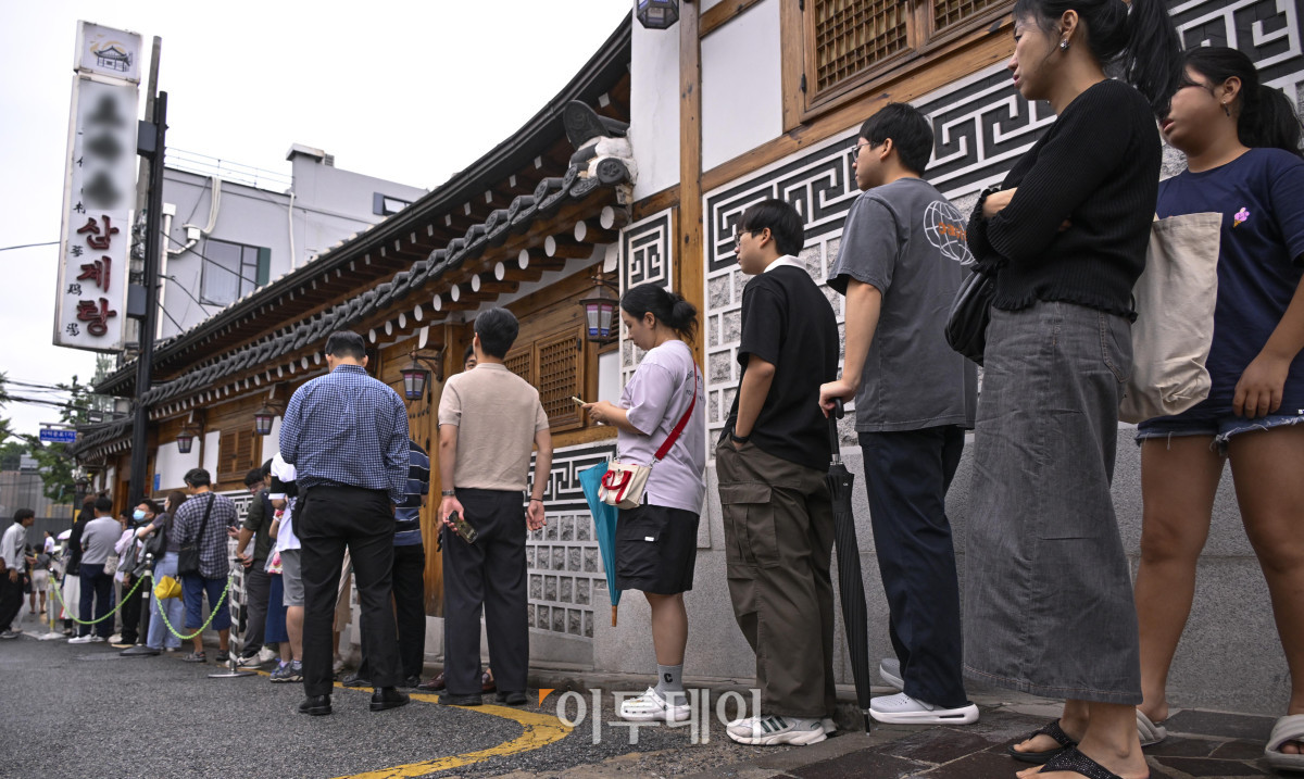 ▲본격적인 더위가 시작하는 초복을 앞두고 최근 폭염으로 폐사하는 닭 급증과 수급 불안까지 겹치며 삼계탕 한 그릇 가격이 2만원을 육박하고 있다. 통계청 국가통계포털(KOSIS)에 따르면 6월 삼계탕 품목의 소비자물가지수는 122.56으로 지난 2020년에 비해 약 22% 상승했다. 한국소비자원 가격정보포털 참가격은 5월 서울 지역 삼계탕 한 그릇 평균 가격을 1만7654원으로 전년대비 4.6% 올랐다고 밝혔다. 16일 서울 시내 한 삼계탕 전문식당 앞에서 시민들이 식사를 하기 위해 길게 줄을 서서 대기하고 있다. 조현호 기자 hyunho@