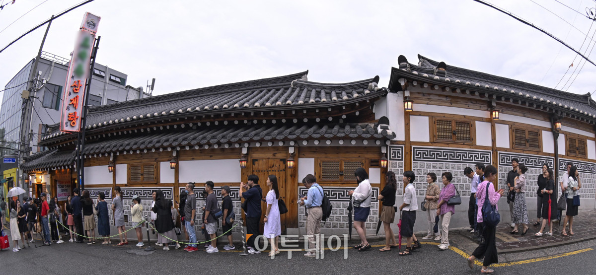 ▲본격적인 더위가 시작하는 초복을 앞두고 최근 폭염으로 폐사하는 닭 급증과 수급 불안까지 겹치며 삼계탕 한 그릇 가격이 2만원을 육박하고 있다. 통계청 국가통계포털(KOSIS)에 따르면 6월 삼계탕 품목의 소비자물가지수는 122.56으로 지난 2020년에 비해 약 22% 상승했다. 한국소비자원 가격정보포털 참가격은 5월 서울 지역 삼계탕 한 그릇 평균 가격을 1만7654원으로 전년대비 4.6% 올랐다고 밝혔다. 16일 서울 시내 한 삼계탕 전문식당 앞에서 시민들이 식사를 하기 위해 길게 줄을 서서 대기하고 있다. 조현호 기자 hyunho@