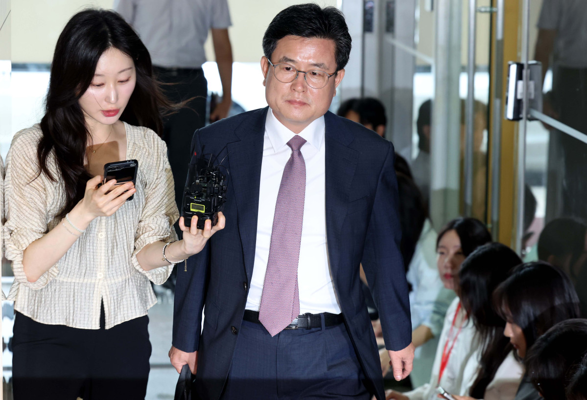 ▲강의구 전 대통령비서실 부속실장이 16일 서울 서초구 채상병 특검 사무실에 참고인 신분으로 출석하고 있다. 신태현 기자 holjjak@