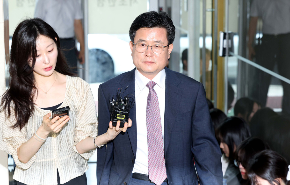 ▲강의구 전 대통령비서실 부속실장이 16일 서울 서초구 채상병 특검 사무실에 참고인 신분으로 출석하고 있다. 신태현 기자 holjjak@
