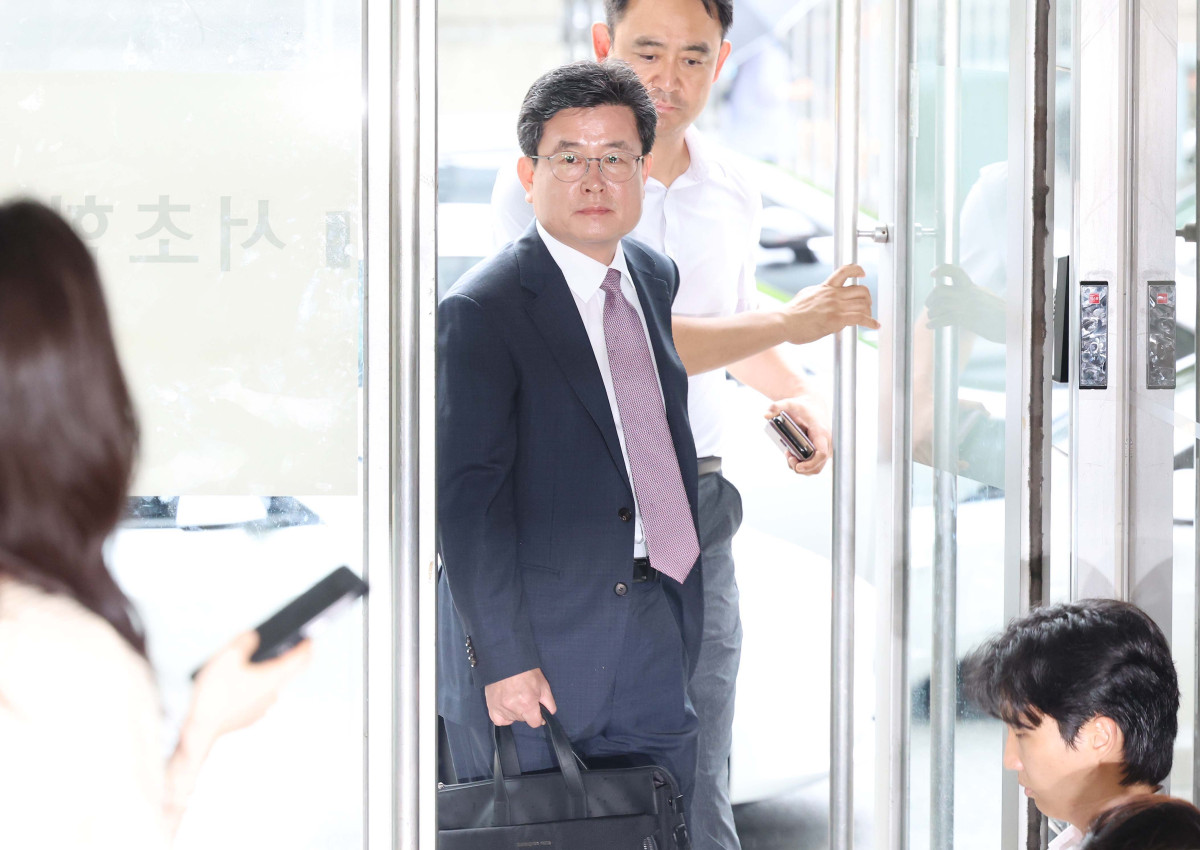 ▲강의구 전 대통령비서실 부속실장이 16일 서울 서초구 채상병 특검 사무실에 참고인 신분으로 출석하고 있다. 신태현 기자 holjjak@