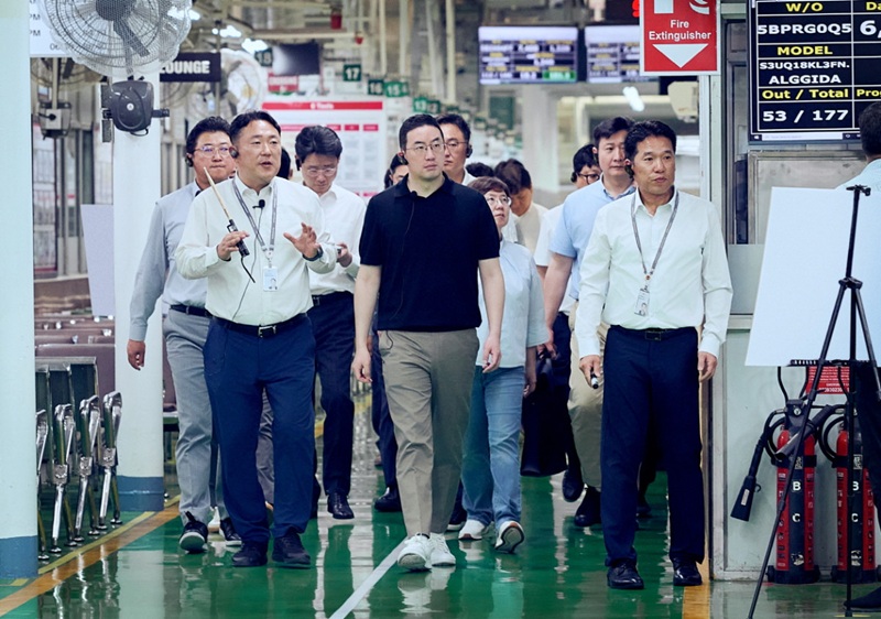 ▲구광모 LG 대표(앞줄 가운데)가 인도 뉴델리에 위치한 LG전자 노이다 생산공장에서 생산라인을 살펴보고 있다. (자료제공=LG)