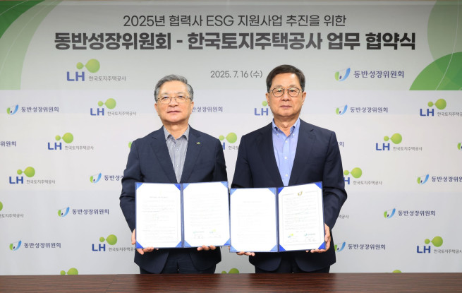 ▲이한준 LH 사장(왼쪽)과 이달곤 동반성장위원회 위원장이 '협력사 ESG 지원사업'을 추진을 위한 업무협약 기념사진을 촬영하고 있다. (사진제공=한국토지주택공사)