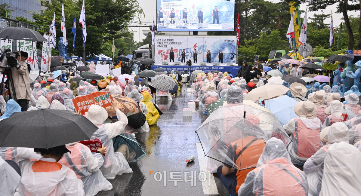 ▲전국민주노동조합총연맹 조합원들이 16일 서울 여의도 국회의사당역 앞에서 노조법 2·3조 즉각 개정! 윤석열 정권 반노동정책 즉각 폐기! 노정교섭 쟁취! 민주노총 총파업 대회를 하고 있다. 조현호 기자 hyunho@