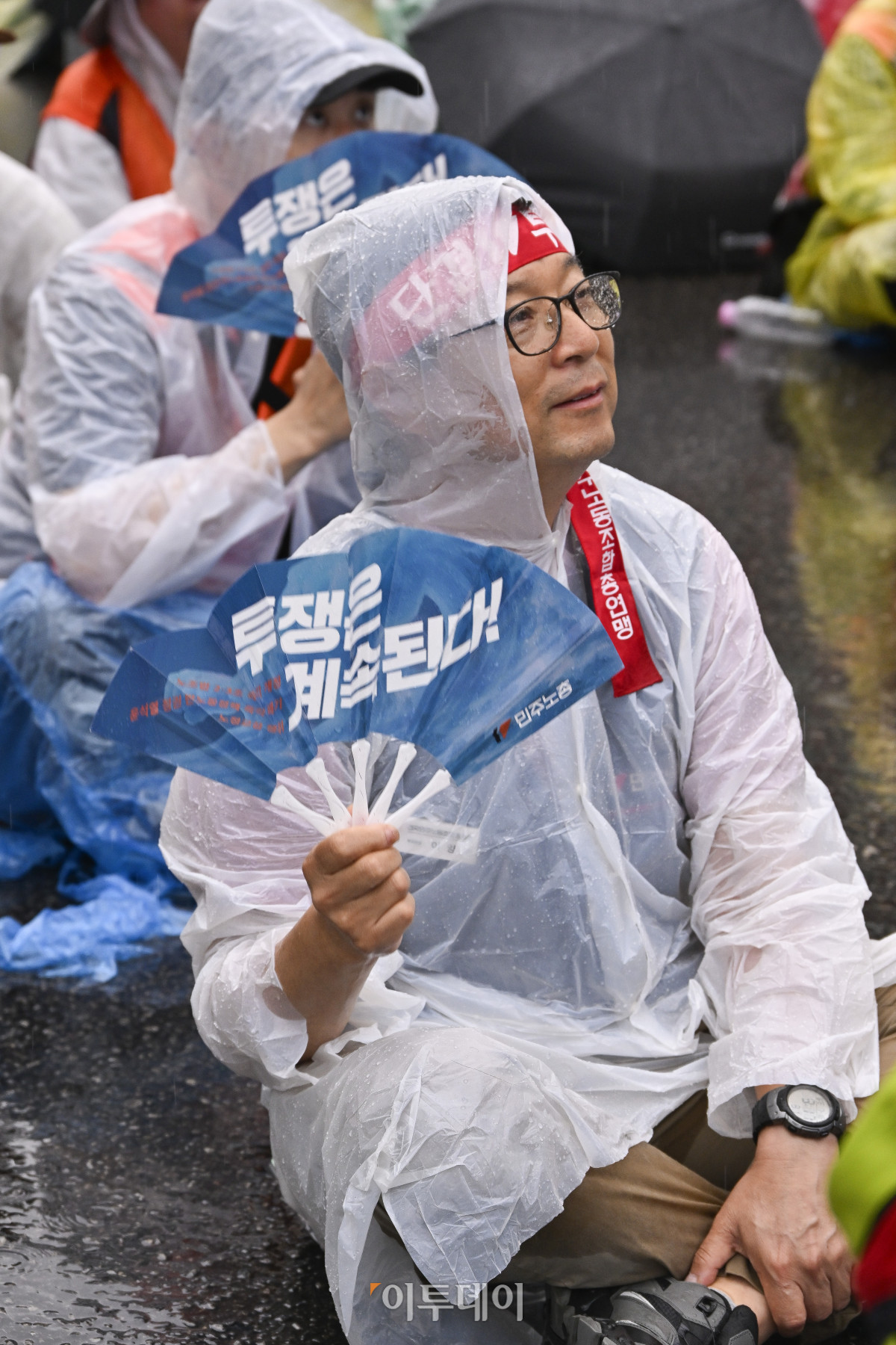 ▲전국민주노동조합총연맹 조합원들이 16일 서울 여의도 국회의사당역 앞에서 노조법 2·3조 즉각 개정! 윤석열 정권 반노동정책 즉각 폐기! 노정교섭 쟁취! 민주노총 총파업 대회를 하고 있다. 조현호 기자 hyunho@