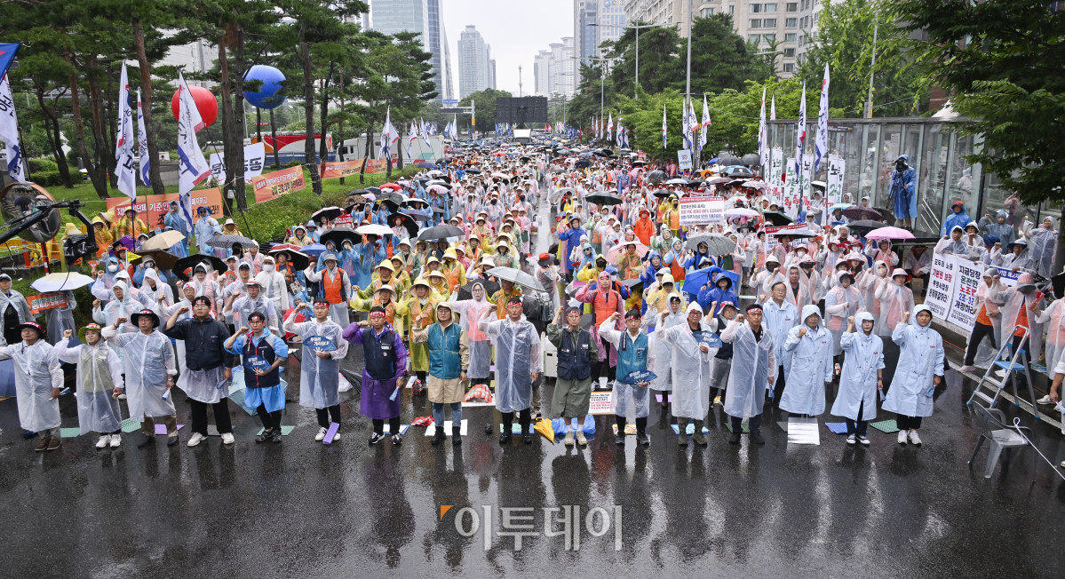 ▲양경수 전국민주노동조합총연맹 위원장과 조합원들이 16일 서울 여의도 국회의사당역 앞에서 열린 노조법 2·3조 즉각 개정! 윤석열 정권 반노동정책 즉각 폐기! 노정교섭 쟁취! 민주노총 총파업 대회에서 구호를 외치고 있다. 조현호 기자 hyunho@