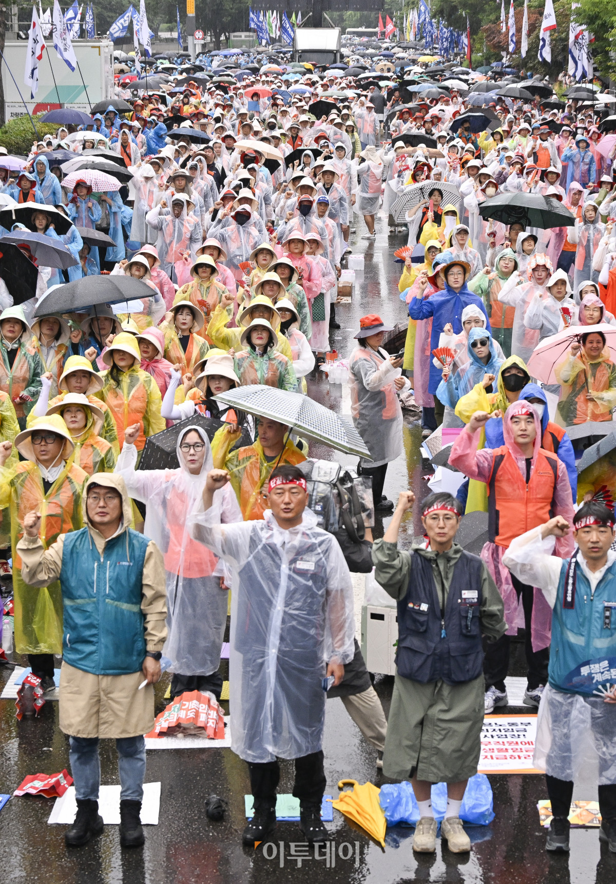 ▲양경수 전국민주노동조합총연맹 위원장과 조합원들이 16일 서울 여의도 국회의사당역 앞에서 열린 노조법 2·3조 즉각 개정! 윤석열 정권 반노동정책 즉각 폐기! 노정교섭 쟁취! 민주노총 총파업 대회에서 구호를 외치고 있다. 조현호 기자 hyunho@