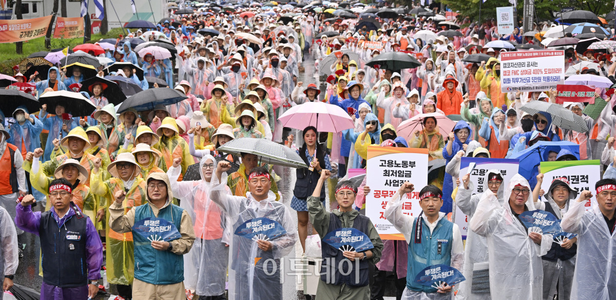 ▲양경수 전국민주노동조합총연맹 위원장과 조합원들이 16일 서울 여의도 국회의사당역 앞에서 열린 노조법 2·3조 즉각 개정! 윤석열 정권 반노동정책 즉각 폐기! 노정교섭 쟁취! 민주노총 총파업 대회에서 구호를 외치고 있다. 조현호 기자 hyunho@
