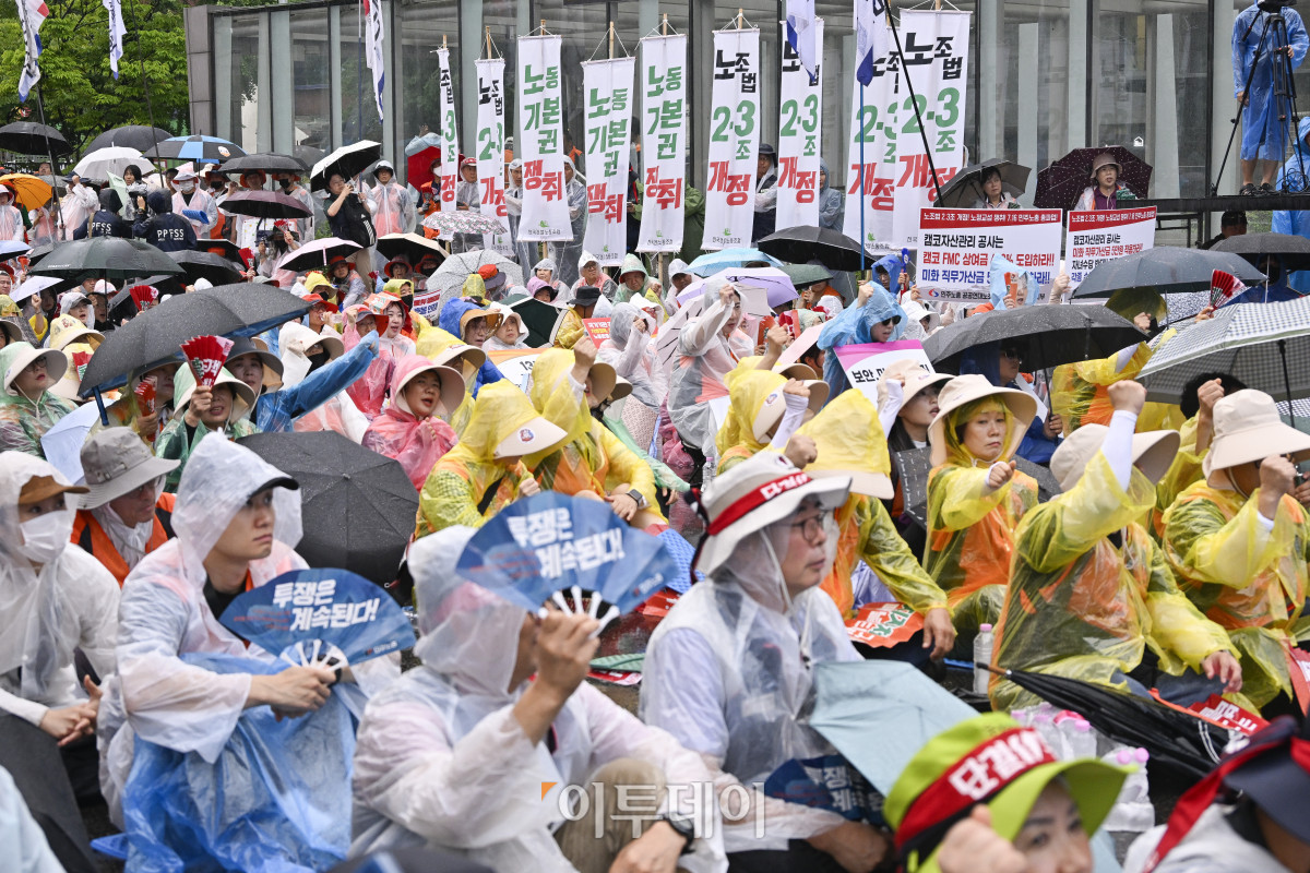 ▲전국민주노동조합총연맹 조합원들이 16일 서울 여의도 국회의사당역 앞에서 노조법 2·3조 즉각 개정! 윤석열 정권 반노동정책 즉각 폐기! 노정교섭 쟁취! 민주노총 총파업 대회에서 구호를 외치고 있다. 조현호 기자 hyunho@