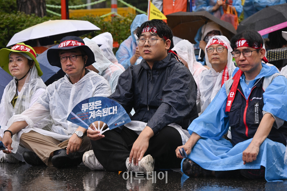 ▲전국민주노동조합총연맹 조합원들이 16일 서울 여의도 국회의사당역 앞에서 노조법 2·3조 즉각 개정! 윤석열 정권 반노동정책 즉각 폐기! 노정교섭 쟁취! 민주노총 총파업 대회를 하고 있다. 조현호 기자 hyunho@