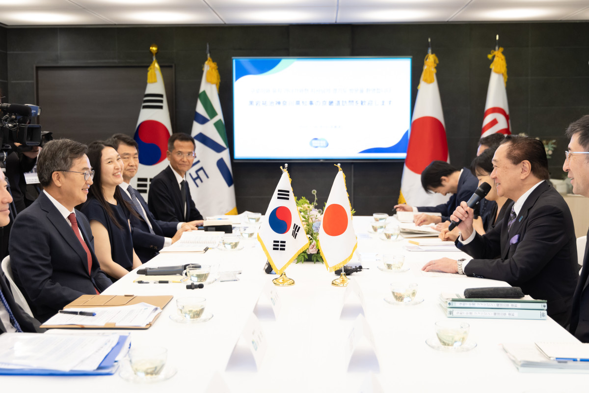 ▲16일 오전 도담소에서 김동연 경기도지사가 구로이와 유지 가나가와현 지사 및 대표단과 면담을 하고 있다. (경기도)