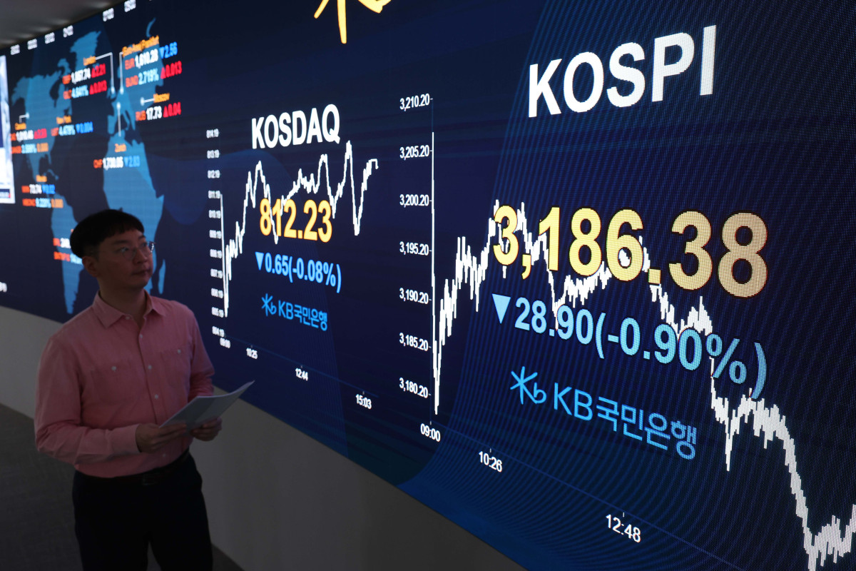 ▲연중 최고점 경신을 이어가던 코스피가 미국 물가에 대한 우려에 하루만에 3200선을 내주며 마감했다. 16일 서울 여의도 KB국민은행 스마트딜링룸 모니터에 코스피 종가가 표시되고 있다. 이날 코스피는 전거래일 대비 28.90p(0.90%) 내린 3186.38에 장을 마쳤다. 신태현 기자 holjjak@