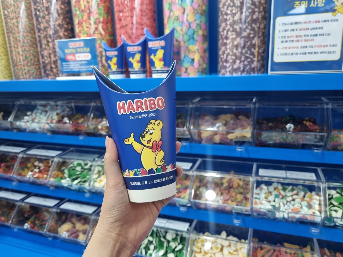 ▲매장 가장 안쪽에 있는 ‘픽 앤 믹스 스테이션(Pick & Mix Station)’은 하리보 스토어에서만 만나볼 수 있다. 이곳에서 스몰 알파벳∙별모양 젤리∙다이너소어∙슈퍼콜라향 젤리 등 낱개 포장 제품으로는 판매하지 않는 한정 제품 12종도 살 수 있다. 가격은 100g당 3800원이다.
(사진=유하영 기자 haha@)