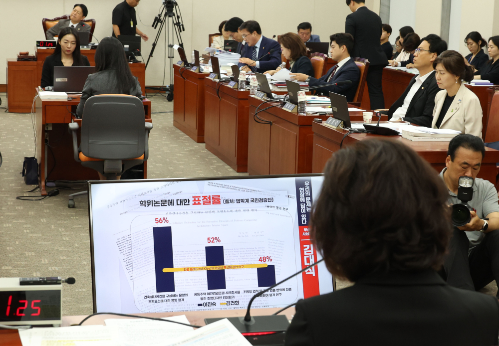▲이진숙 사회부총리 겸 교육부 장관 후보자가 16일 서울 여의도 국회 교육위원회에서 열린 인사청문회에서 의원 질의에 답하고 있다. (고이란 기자 photoeran@)