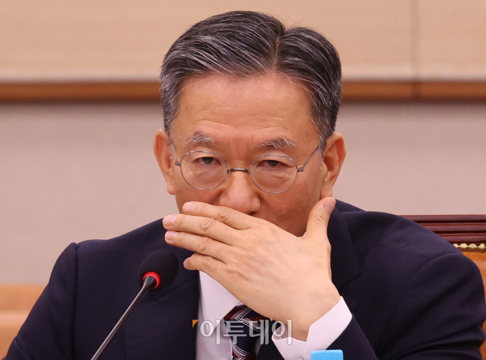 ▲정성호 법무부 장관 후보자가 16일 서울 여의도 국회 법제사법위원회에서 열린 인사청문회에서 입을 가리고 있다. 고이란 기자 photoeran@