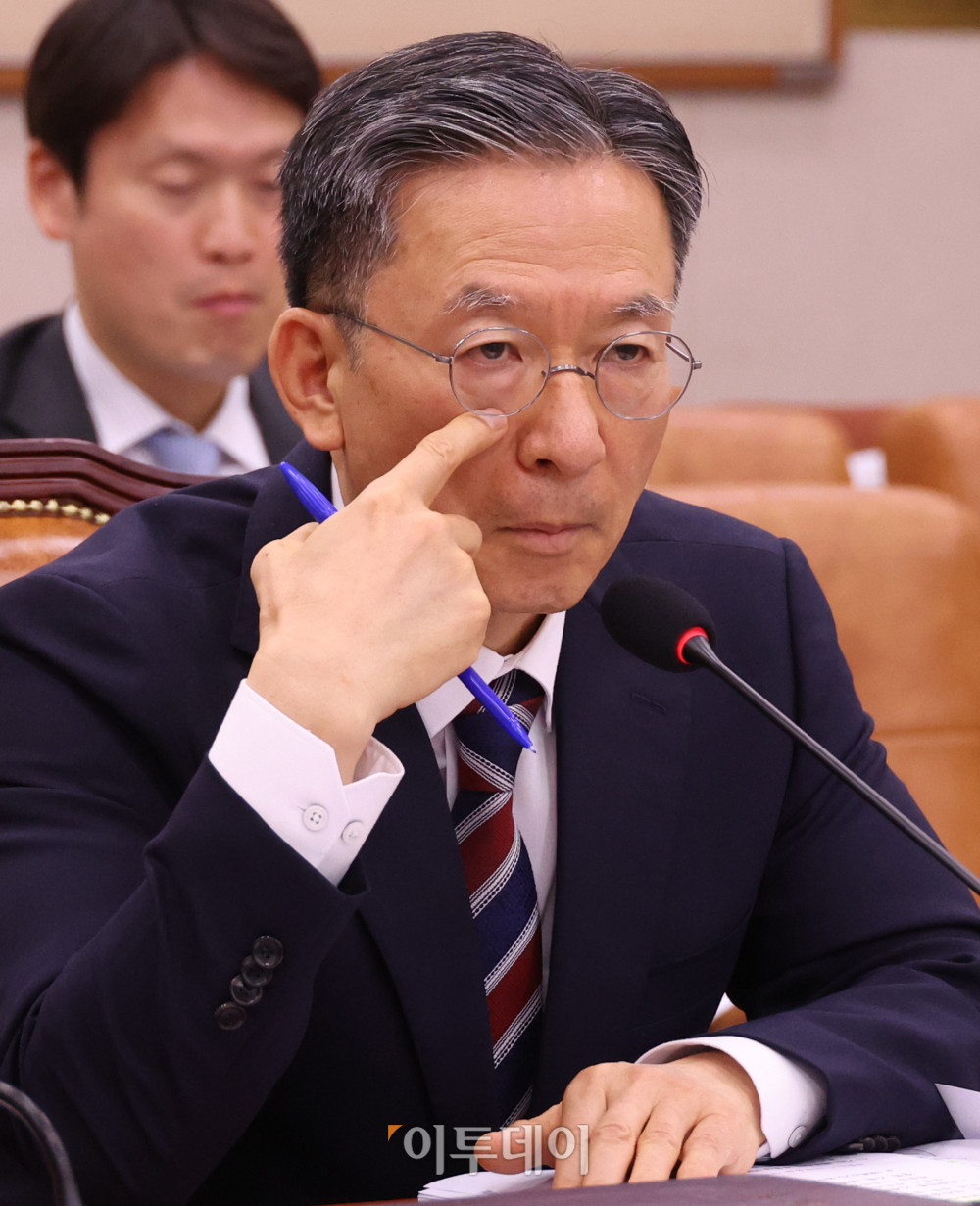 ▲정성호 법무부 장관 후보자가 16일 서울 여의도 국회 법제사법위원회에서 열린 인사청문회에서 얼굴을 만지고 있다. 고이란 기자 photoeran@