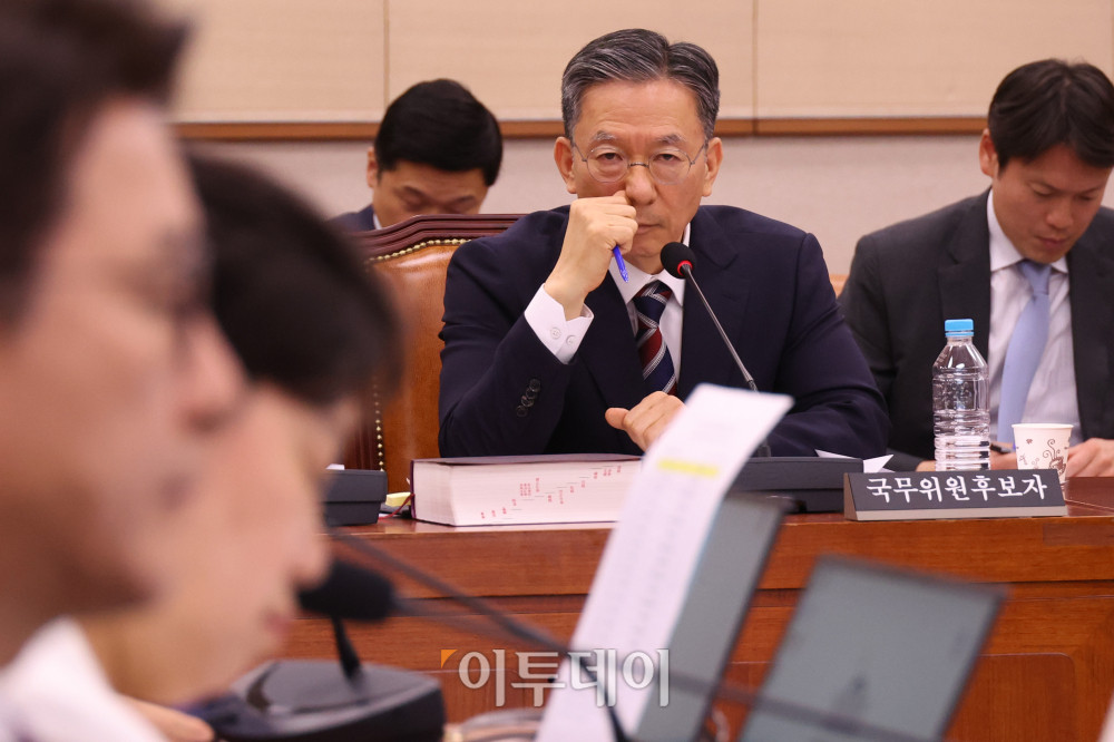 ▲정성호 법무부 장관 후보자가 16일 서울 여의도 국회 법제사법위원회에서 열린 인사청문회에서 코를 만지고 있다. 고이란 기자 photoeran@