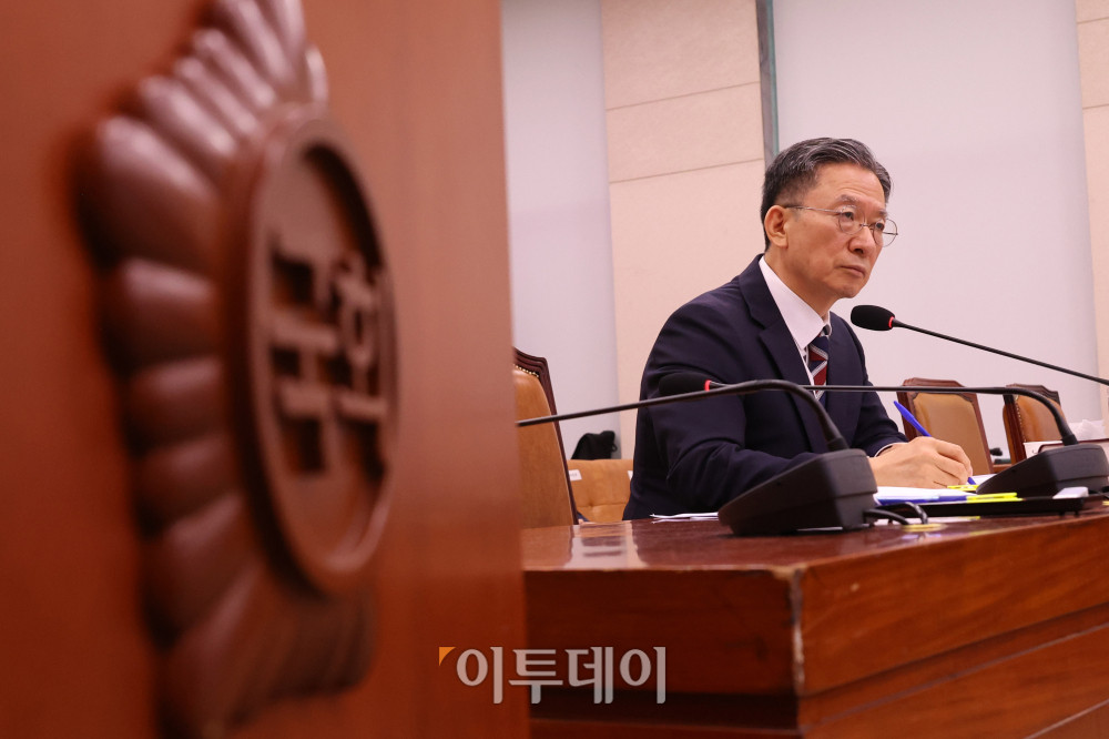 ▲정성호 법무부 장관 후보자가 16일 서울 여의도 국회 법제사법위원회에서 열린 인사청문회에서 의원 질의를 경청하고 있다. 고이란 기자 photoeran@