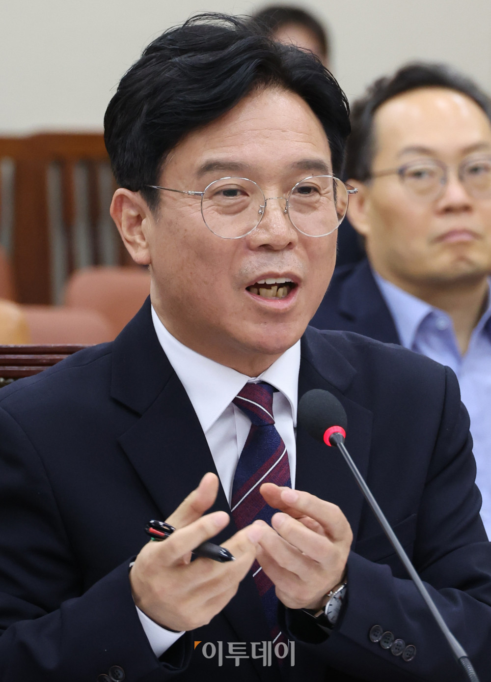 ▲김영훈 고용노동부 장관 후보자가 16일 서울 여의도 국회 환경노동위원회에서 열린 인사청문회에서 의원 질의에 답하고 있다. 고이란 기자 photoeran@