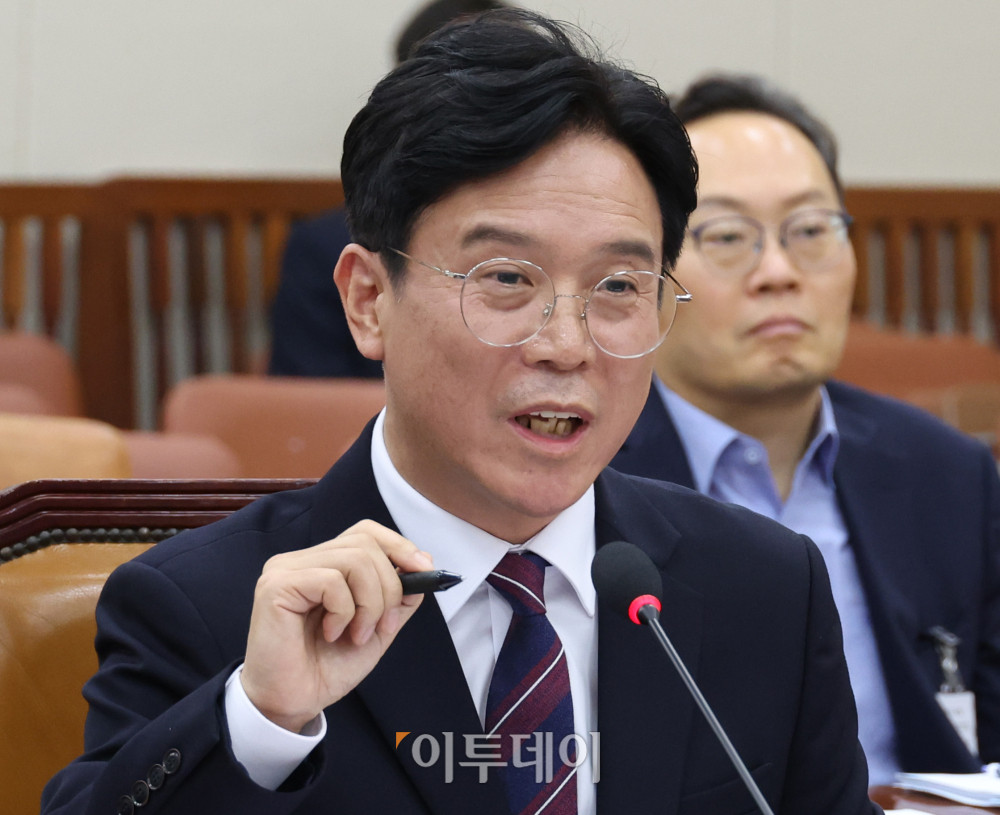 ▲김영훈 고용노동부 장관 후보자가 16일 서울 여의도 국회 환경노동위원회에서 열린 인사청문회에서 의원 질의에 답하고 있다. 고이란 기자 photoeran@