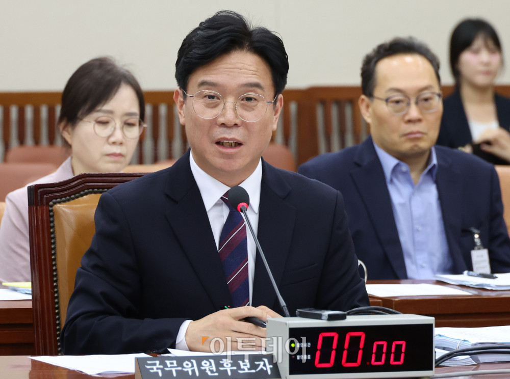 ▲김영훈 고용노동부 장관 후보자가 16일 서울 여의도 국회 환경노동위원회에서 열린 인사청문회에서 의원 질의에 답하고 있다. 고이란 기자 photoeran@
