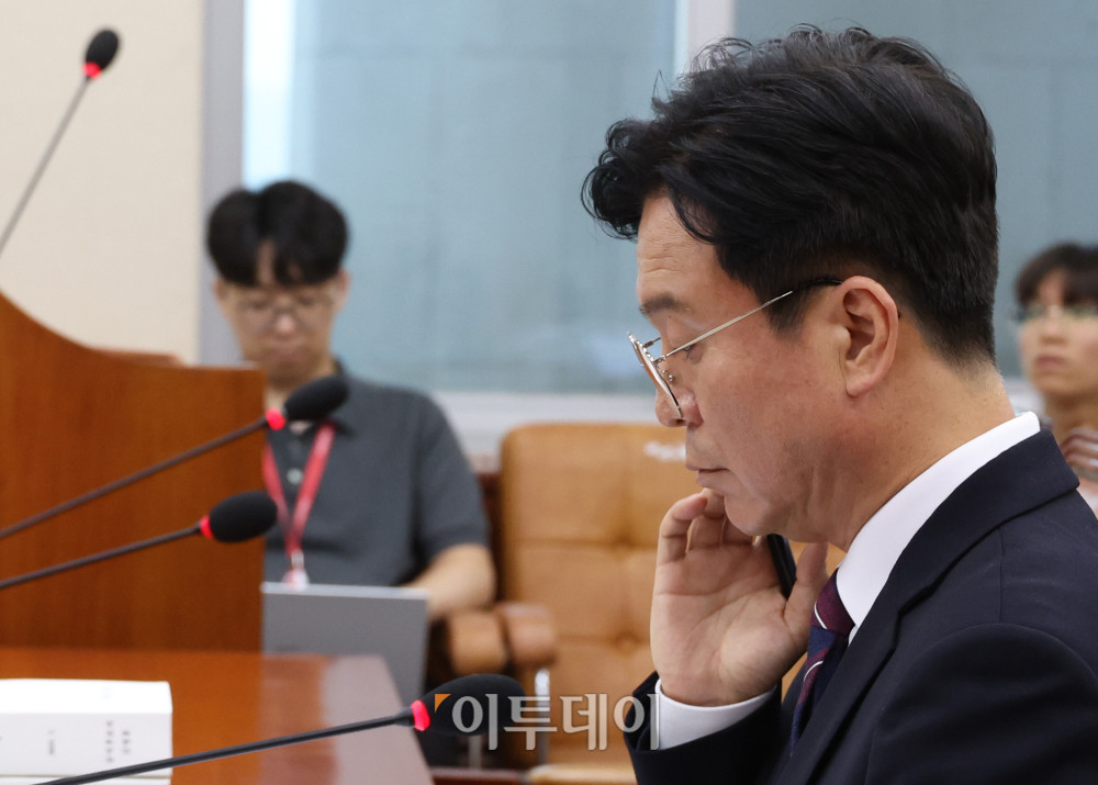▲김영훈 고용노동부 장관 후보자가 16일 서울 여의도 국회 환경노동위원회에서 열린 인사청문회에서 얼굴을 만지고 있다. 고이란 기자 photoeran@