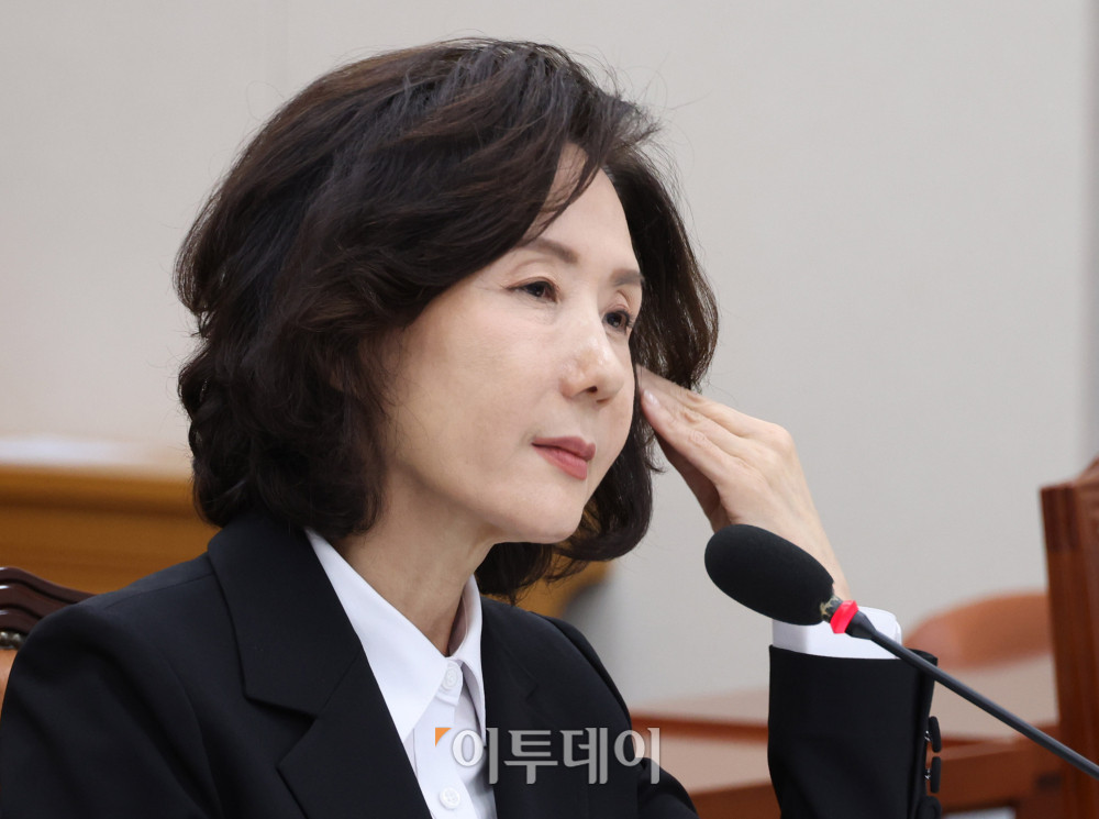 ▲이진숙 사회부총리 겸 교육부 장관 후보자가 16일 서울 여의도 국회 교육위원회에서 열린 인사청문회에서 머리를 만지고 있다. 고이란 기자 photoeran@