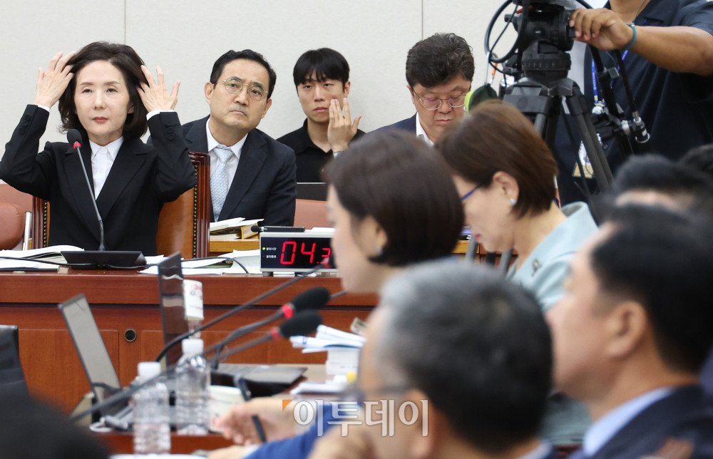 ▲이진숙 사회부총리 겸 교육부 장관 후보자가 16일 서울 여의도 국회 교육위원회에서 열린 인사청문회에서 머리를 만지고 있다. 고이란 기자 photoeran@